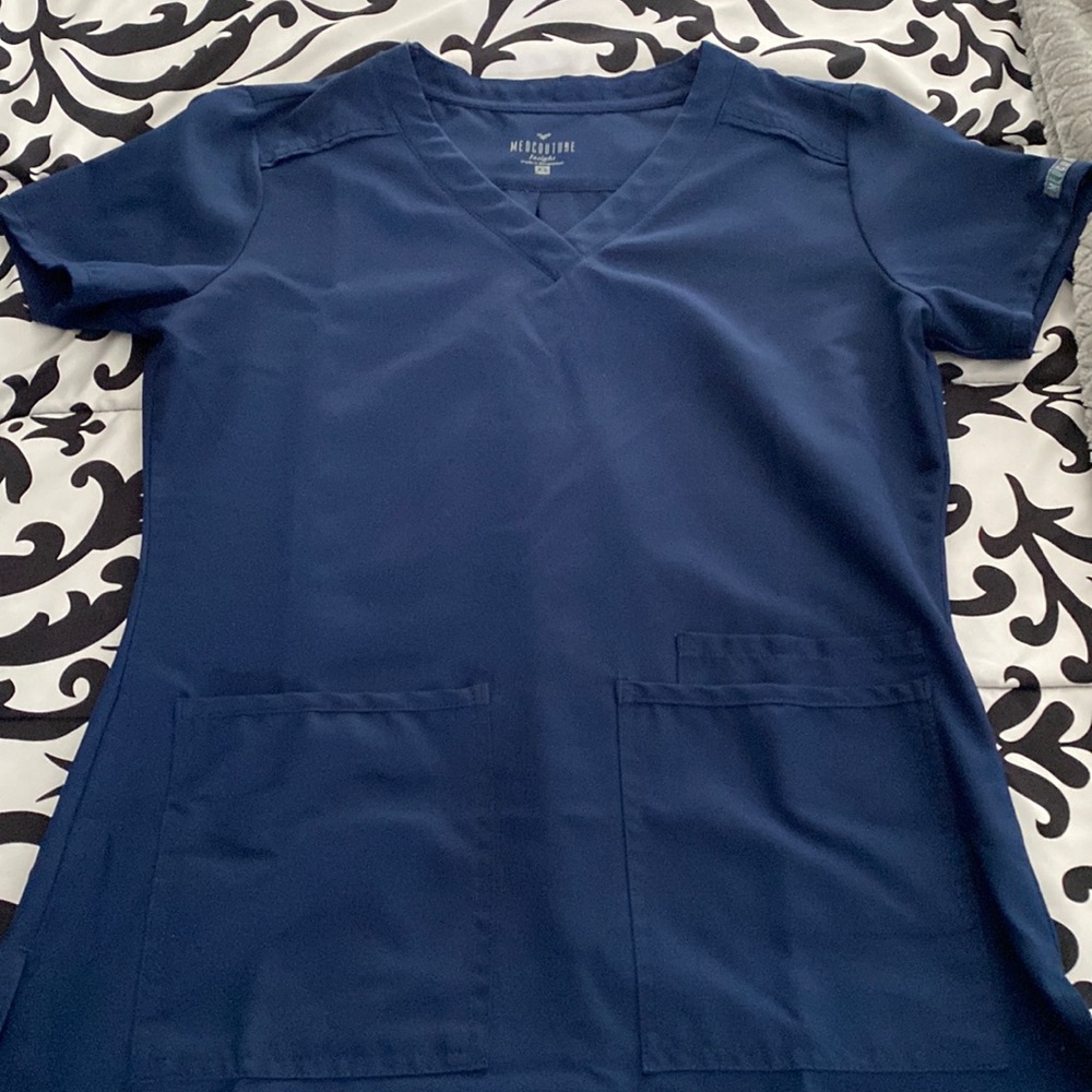 This is an xs scrub top